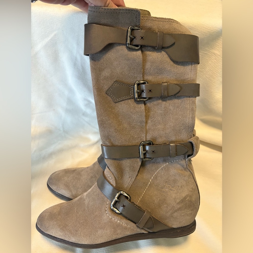 NWOT OTBT women’s Suede calf Boots with Buckle Detail size 6 smoky grey